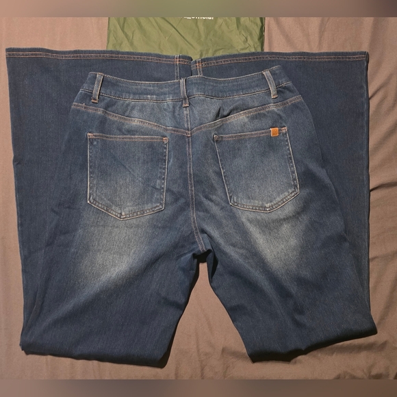 Halara - Low Rise Flared Jeans - Picture 4 of 5